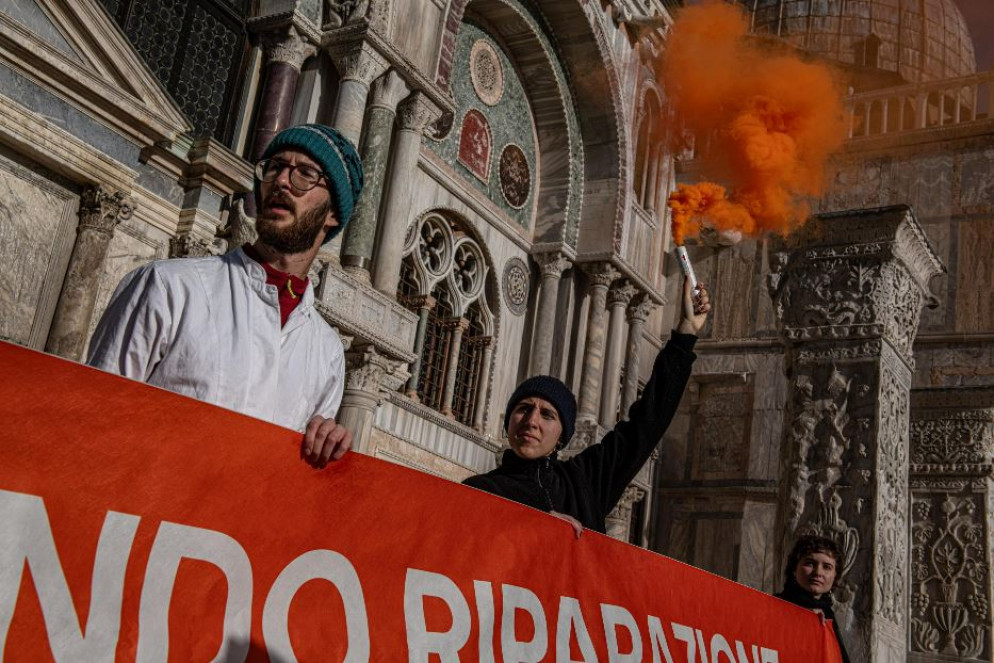 La protesta degli attivisti del clima a Venezia - Ansa