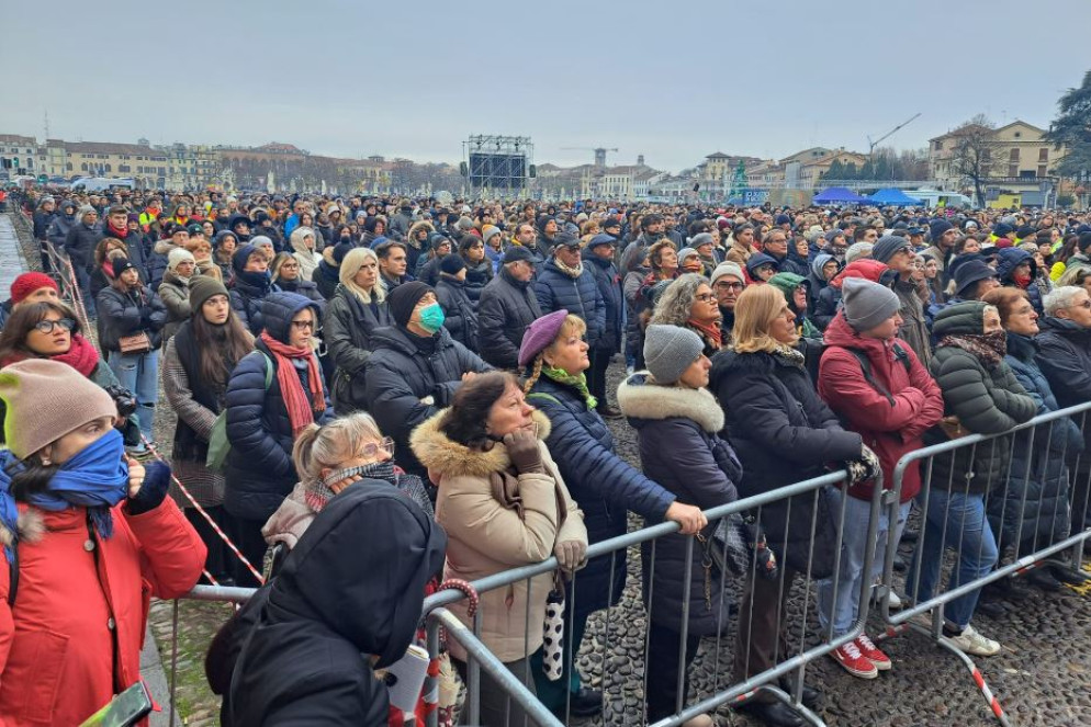 La folla in Prato della Valle per seguire i funerali - .