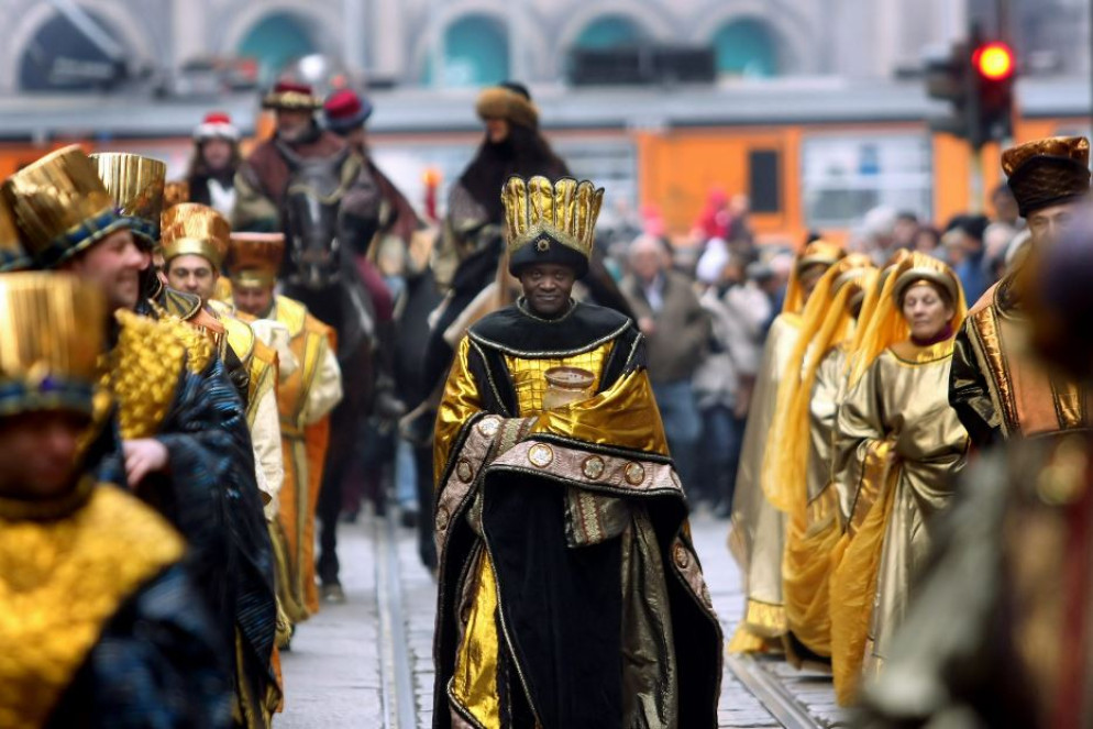 Una rappresentazione dell'Epifania, con l'arrivo dei Re Magi, in piazza Duomo a Milano - .