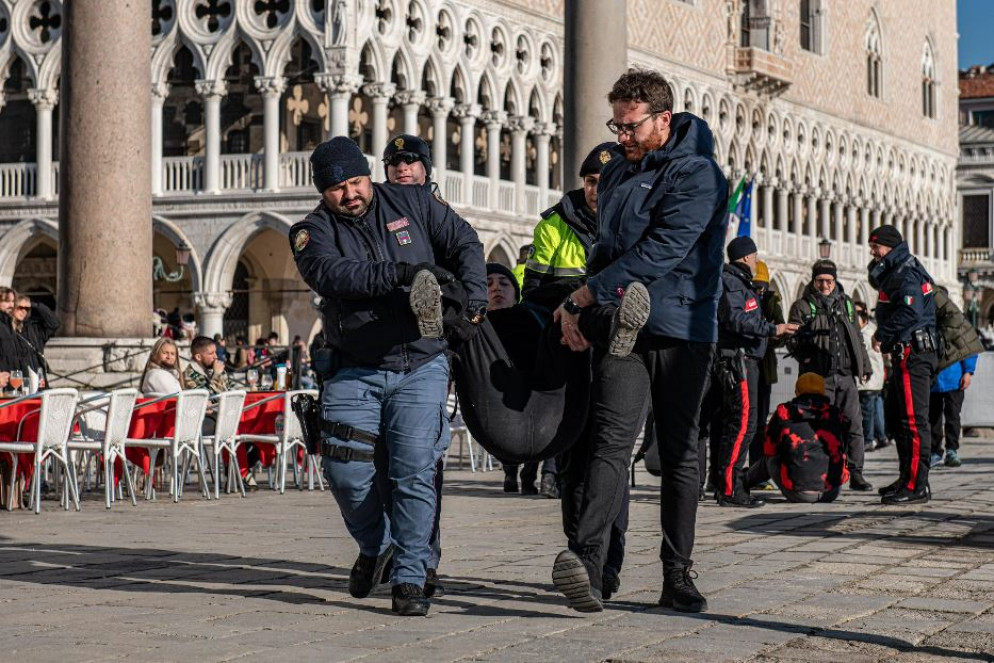 Le forze dell'ordine bloccano gli attivisti che hanno imbrattato la Basilica di San Marco a Venezia - Ansa