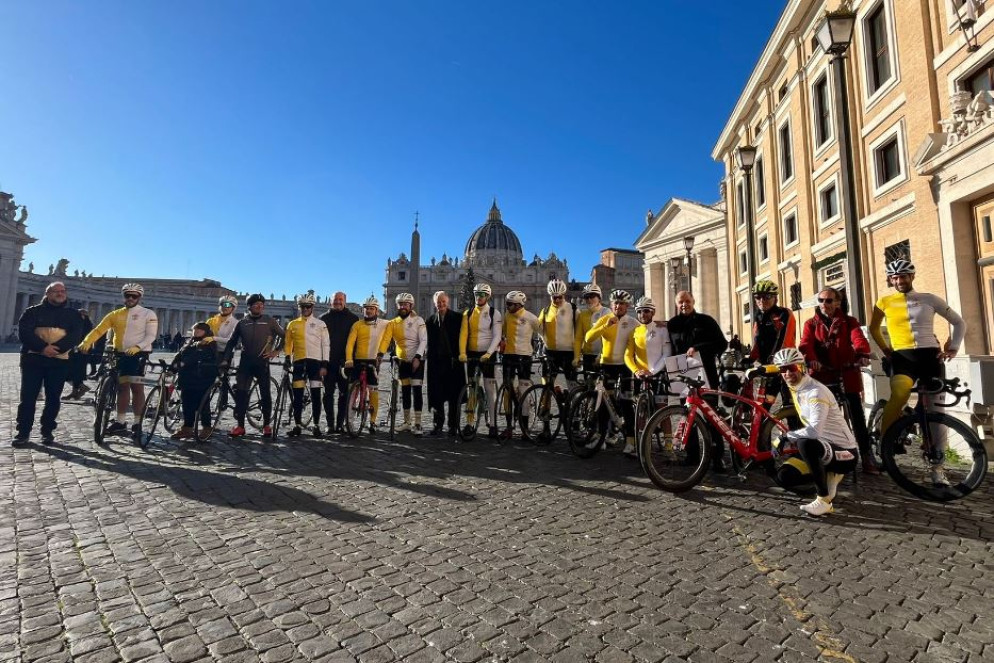 Foto di gruppo a via della Conciliazione - Athletica Vaticana
