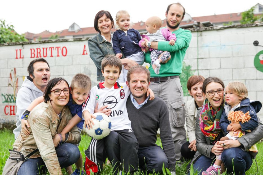 Padre Bettoni insieme ad alcune famiglie - .