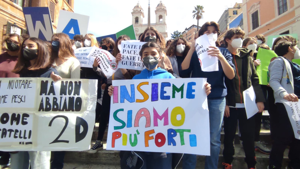 I ragazzi mostrano striscioni contro la guerra - Foto Palmucci