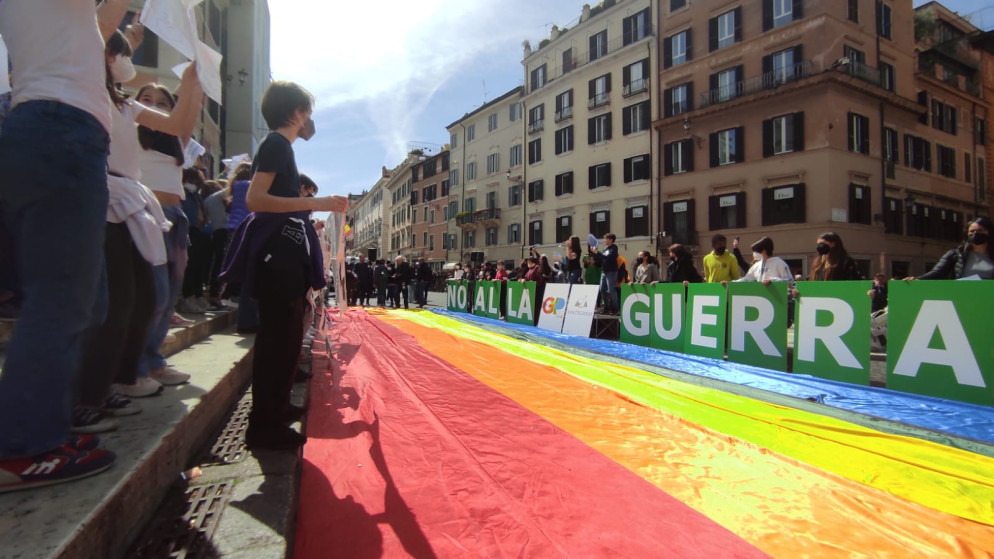 La bandiera della pace srotolata in piazza di Spagna - Foto Palmucci