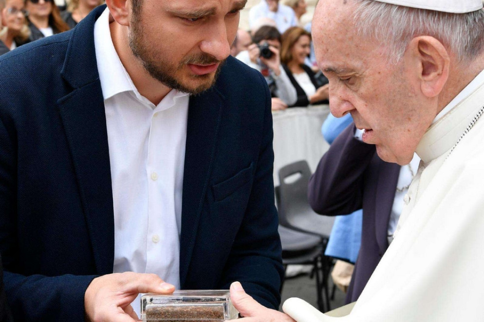 Papa Francesco, primo Capo di Stato a ricevere il "Mattone del mondo" - Comunità Villa San Francesco