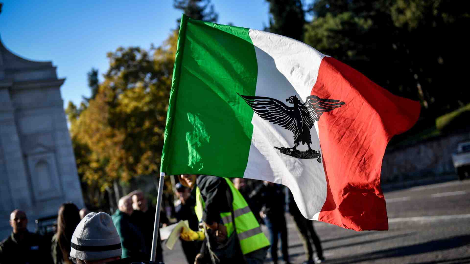Immagine di Microfascismo diffuso e veterofascismo in maschera nella società che cambia