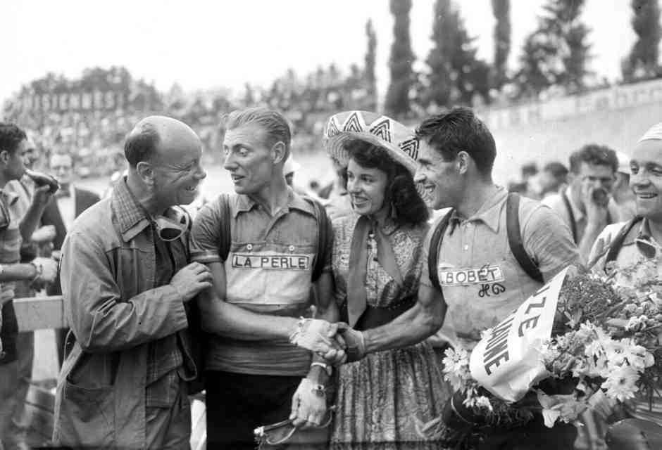 Andre Darrigade si congratula con la maglia gialla Antonin Rolland (a destra) durante il Tour de France del 1955 (foto Getty Images)&nbsp;<br />