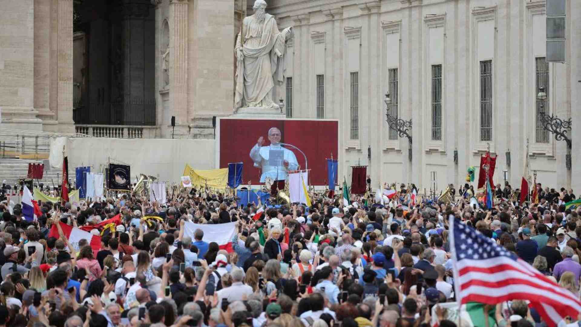 Immagine di L'abbraccio della gente a Leone XIV per il suo prima Regina Coeli
