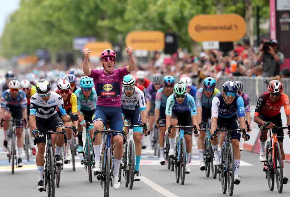 La vittoria di Mads Pedersen sul traguardo di Valona, 3a tappa del Giro d'Italia 2025 (foto Ansa)