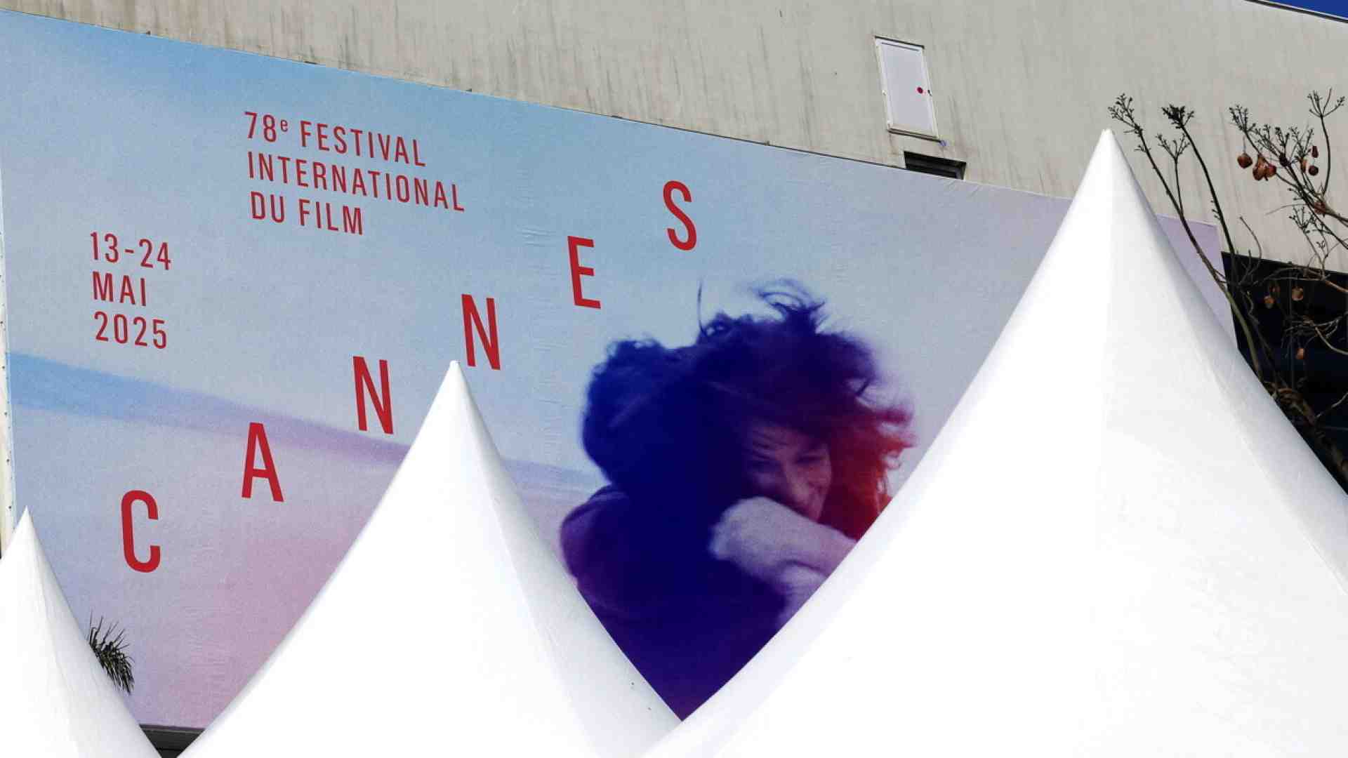 Immagine di C’è del salvinismo a Cannes: niente strascichi e scollature in nome della viabilità