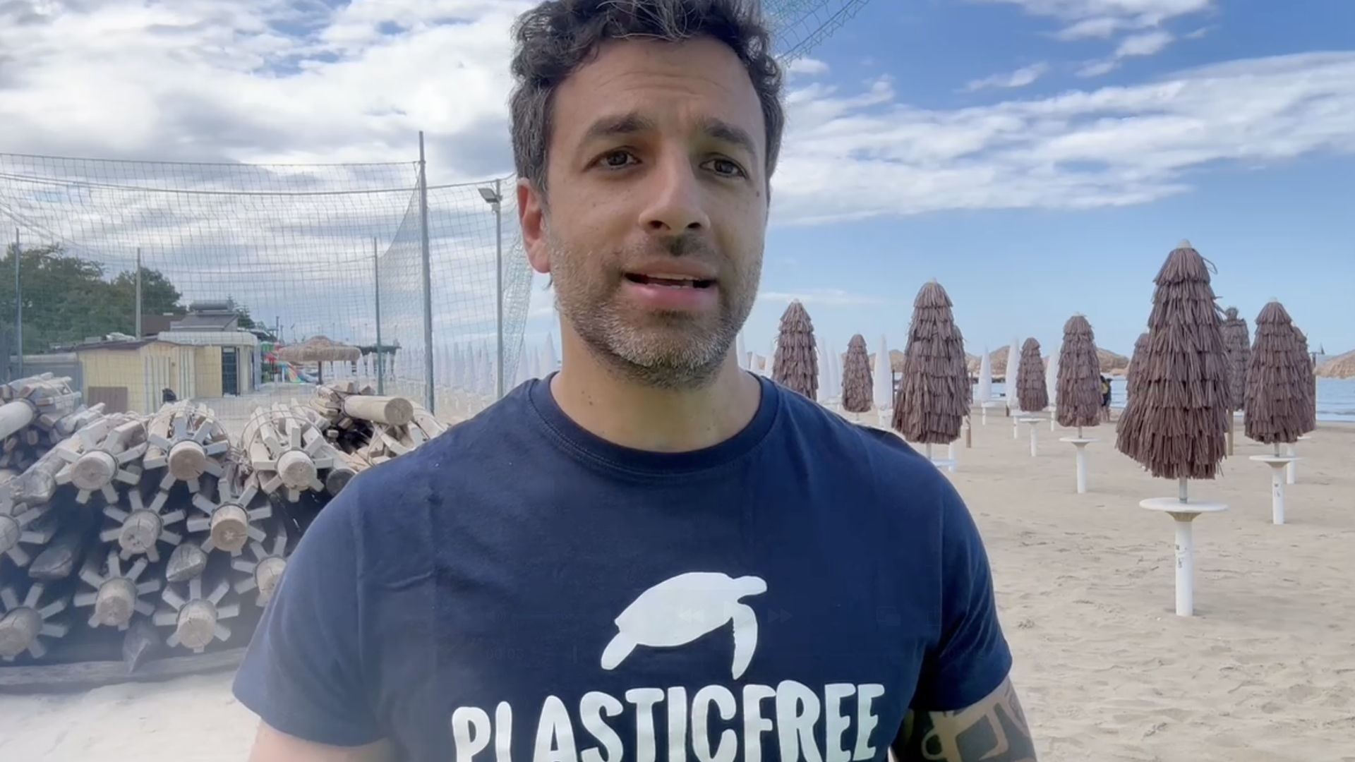 Immagine di Stop agli ombrelloni hawaiani in rafia sintetica: l'appello di Plastic Free