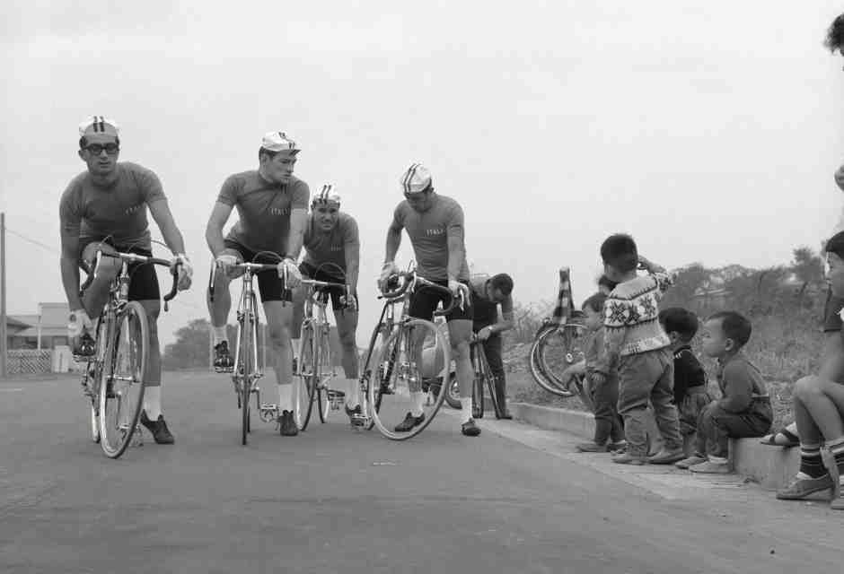Il quartetto azzurro della cento chilometri alle Olimpiadi del 1964: Ferruccio Manza, Severino Andreoli, Luciano Dalla Bona e Pietro Guerra (foto Getty Images)&nbsp;<br />