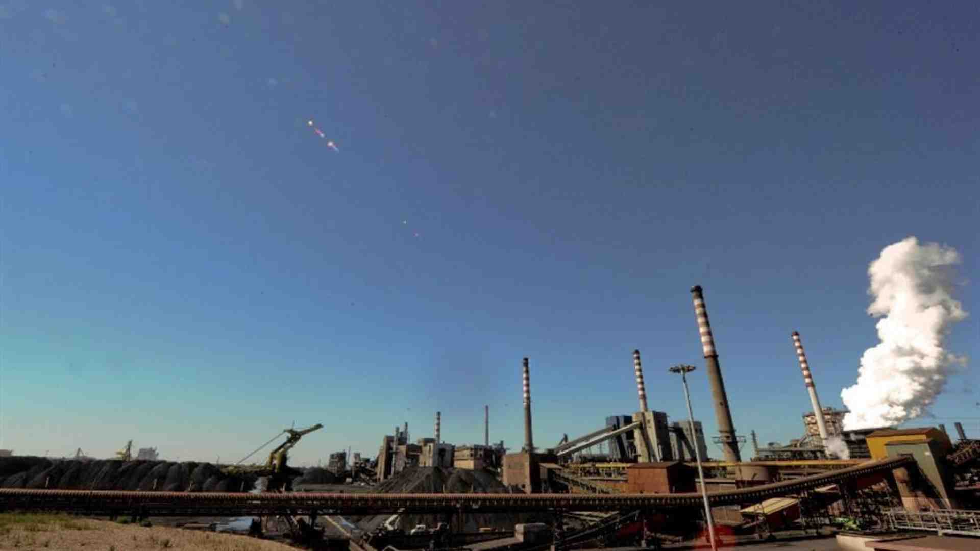 Immagine di Acciaio rovente per l'ex Ilva: cassaintegrazione per 4mila