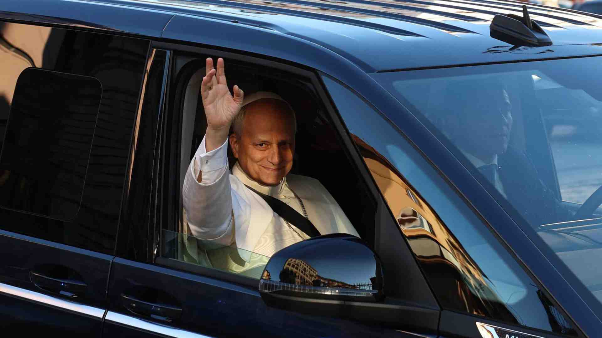 Immagine di Il van del desiderio: anche Papa Leone passa al monovolume