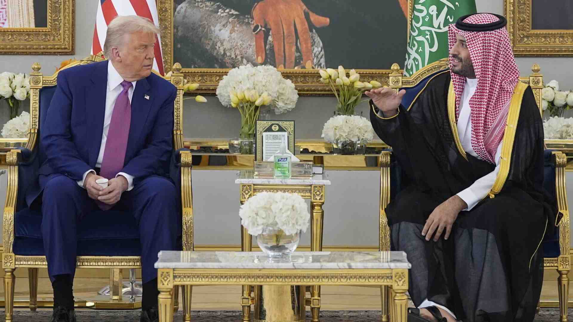 Immagine di Trump atterra in Arabia Saudita. Inizia il viaggio (d'affari) negli stati del Golfo
