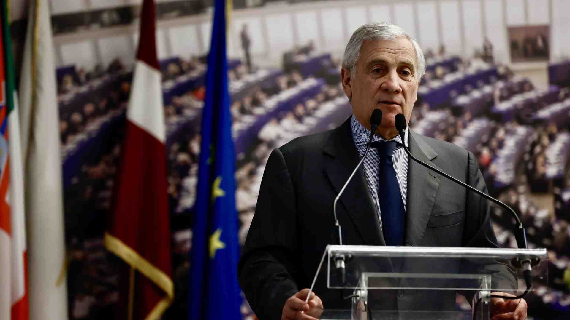 Immagine di Tajani: "Meloni non a Kyiv? Chiedete a lei". Poi la retromarcia: "Unità d'intenti sull'Ucraina"