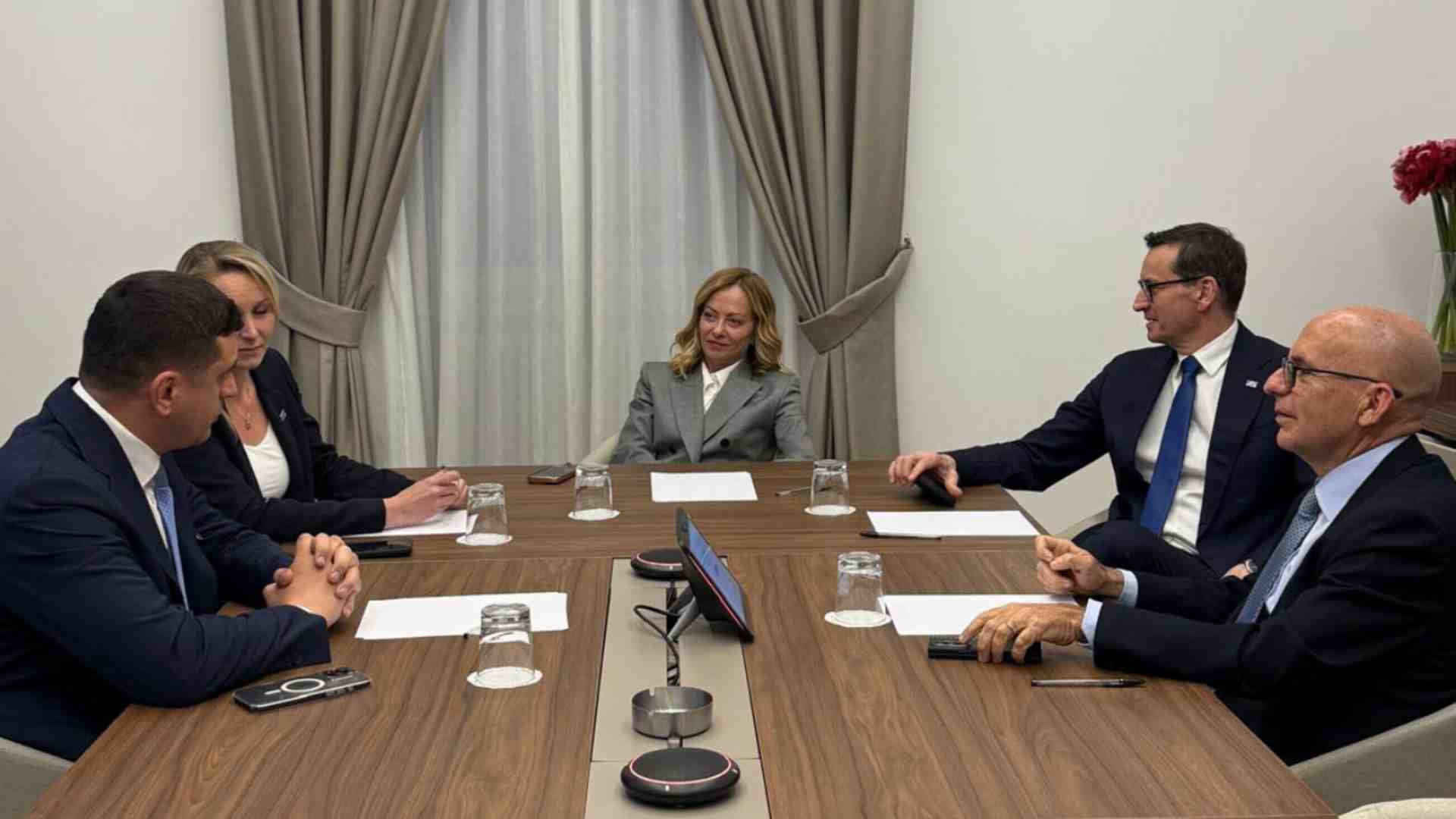 Immagine di Vertice Ecr nella sede di FdI: Meloni incontra Simion, Morawiecki e Marion Marechal