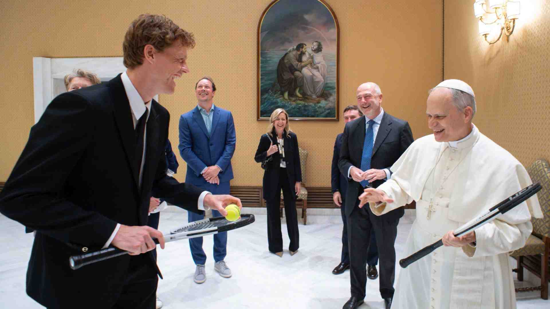 Immagine di Sinner al Papa: «Vuole giocare?». «Meglio di no. Potrei rompere qualcosa»