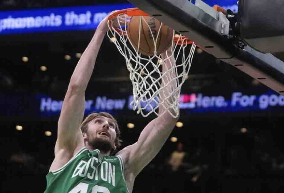 Una schiacciata di Luke Kornet dei Boston Celtics (foto Ap, via LaPresse)<br />&nbsp;<br />