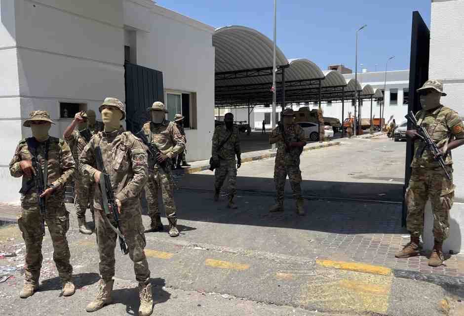 Uomini della Brigata 444 controllano Abu Salim, vecchio quartier generale di Ghnewa (foto Getty)