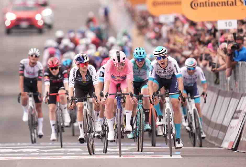 L'arrivo della quinta tappa del Giro d'Italia 2025 vinta da Mads Pedersen (foto LaPresse)