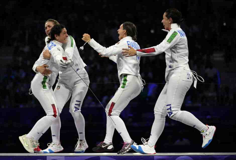 La Nazionale italiana di spada festeggia l'oro a Parigi 2024 (foto Ap, via LaPresse)