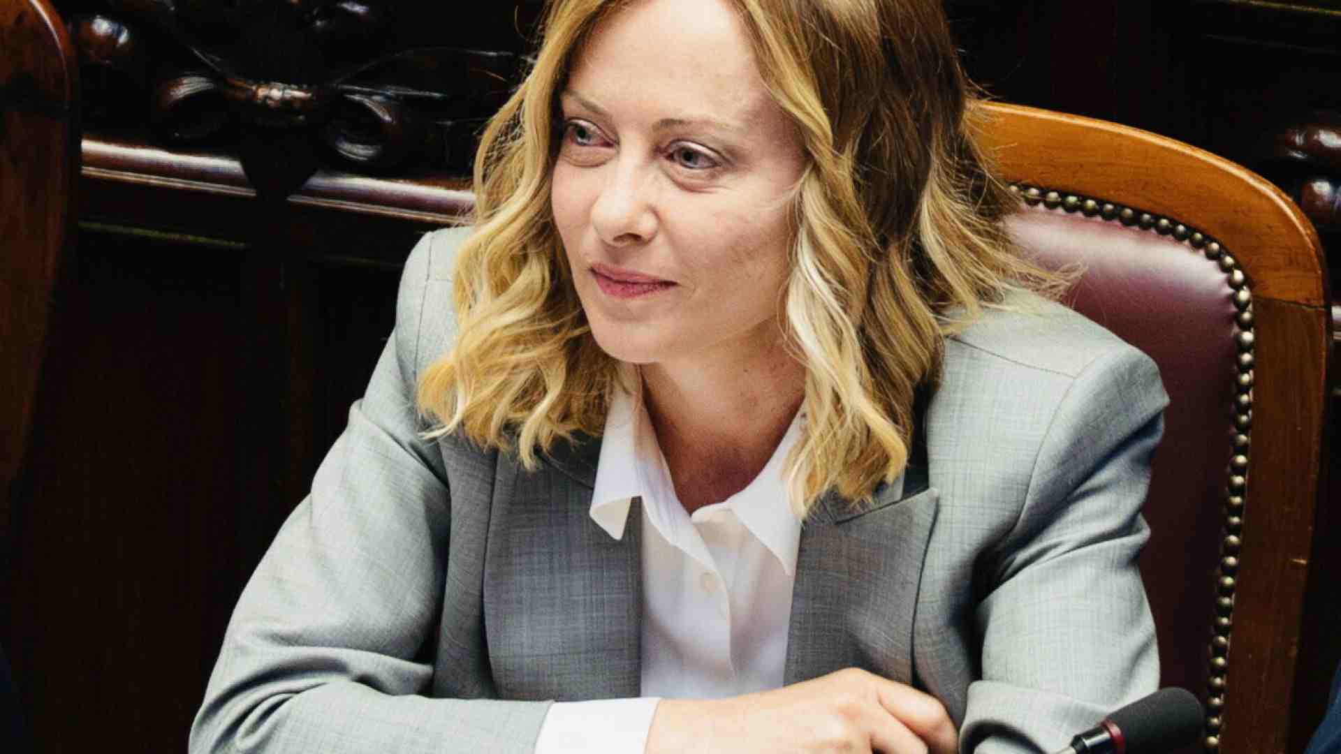 Immagine di Meloni incassa, ma sbotta con Schlein. Intanto il governo si blocca sui porti: salta la norma Spinelli voluta da Salvini