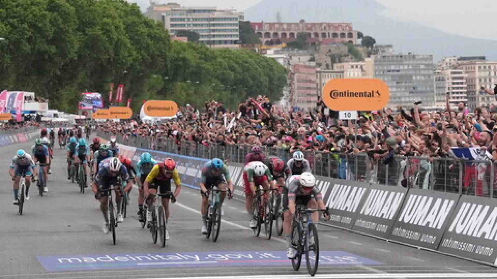 Immagine di Giro d'Italia, a Napoli Groves vince una volata farsesca