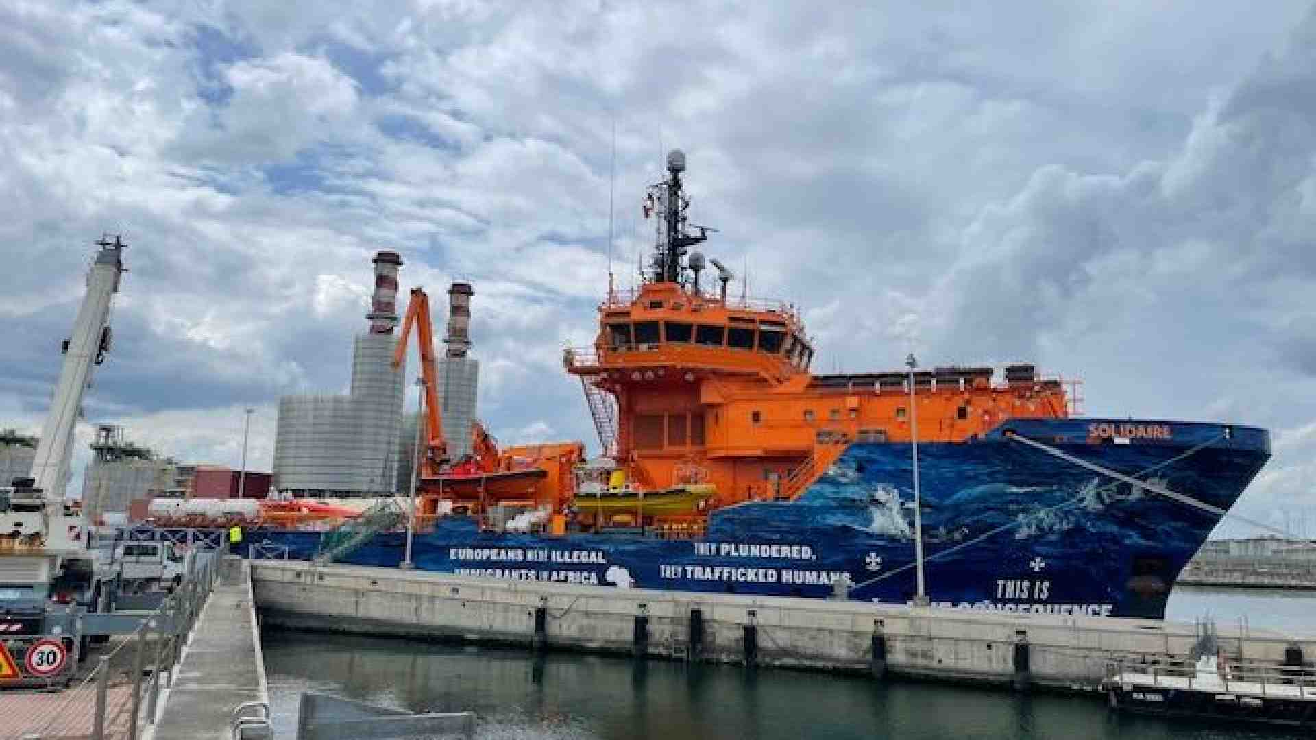 Immagine di La nave Solidaire del filantropo italo-argentino a Genova con 263 migranti