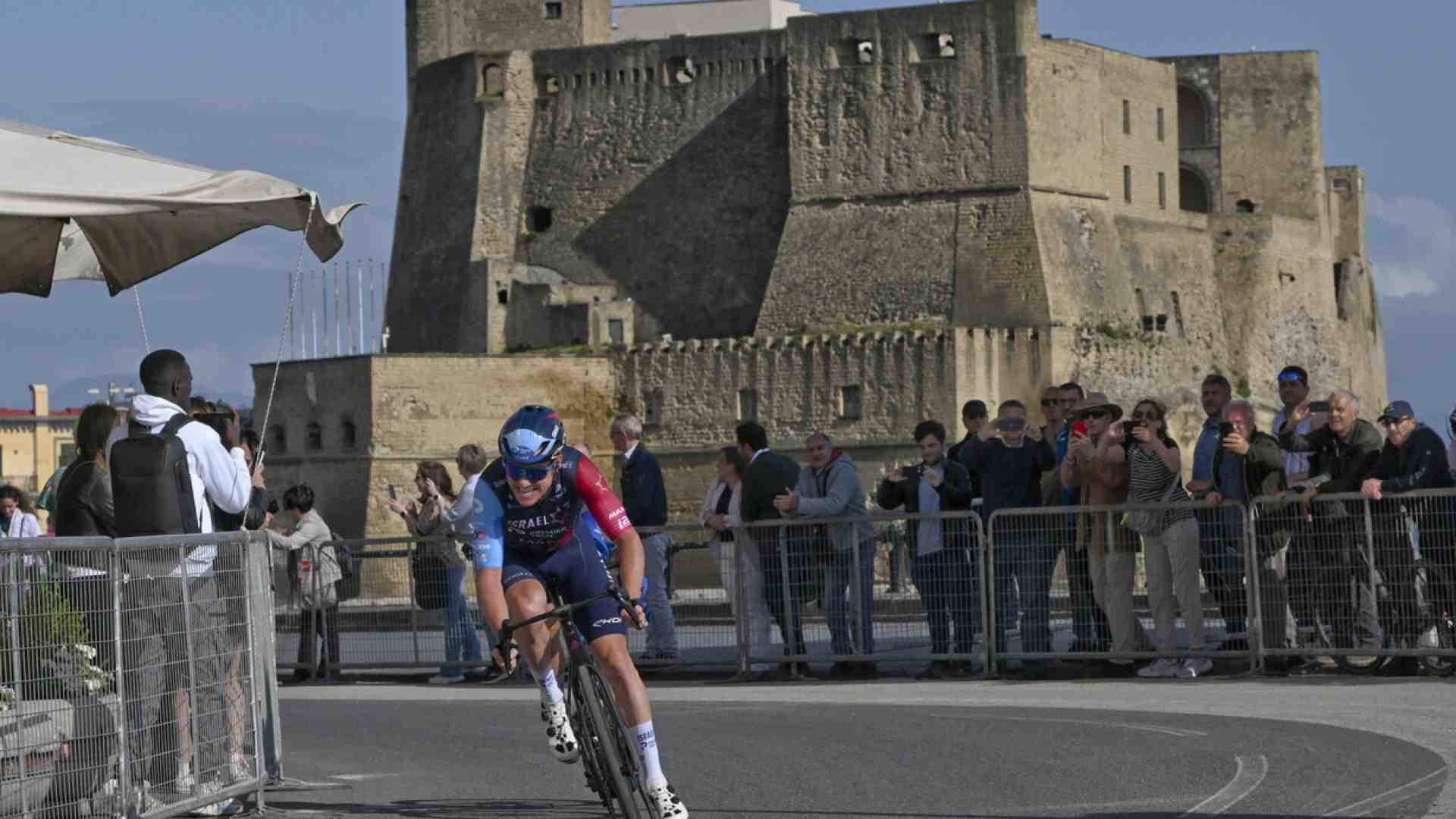 Immagine di Il Giro d'Italia a Napoli, tra canzoni, Angela, il fuoco e il vulcano