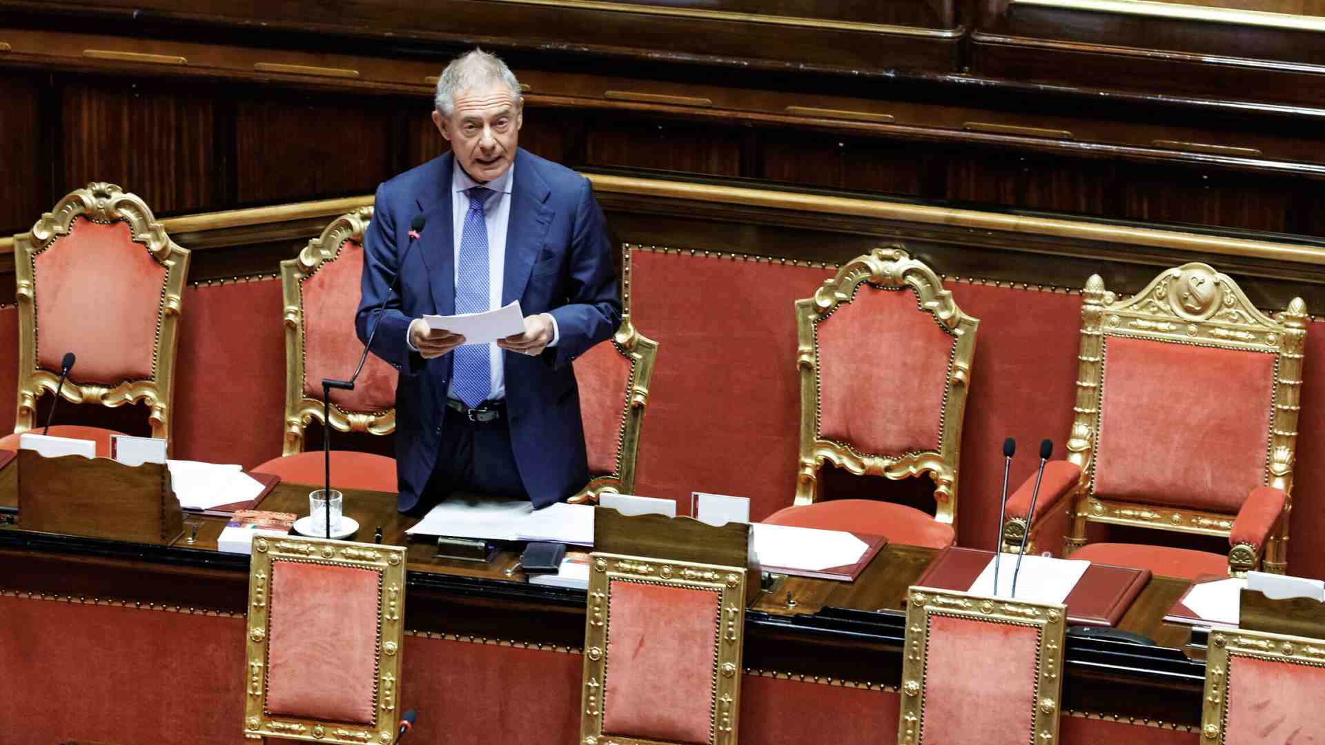 Immagine di Il "daziario" Urso, tratta i dazi come una pacchia, parla di bussole nautiche ma annega nella retorica. Tornano i Narcisi di Meloni