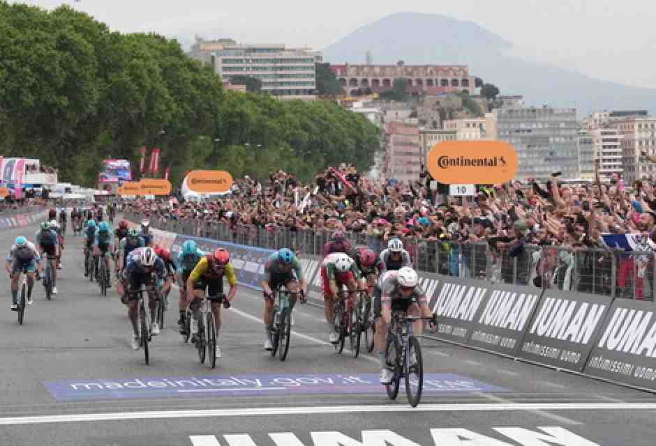 Il finale della sesta tappa del Giro d'Italia 2025 (foto LaPresse)