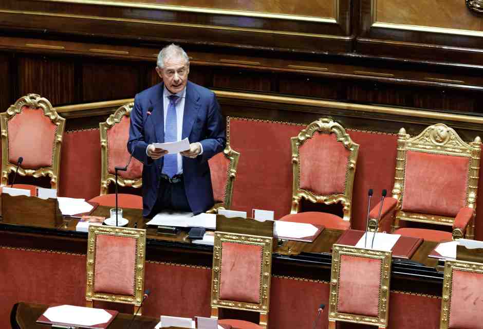 Il "daziario" Urso, tratta i dazi come una pacchia, parla di bussole nautiche ma annega nella retorica. Tornano i Narcisi di Meloni