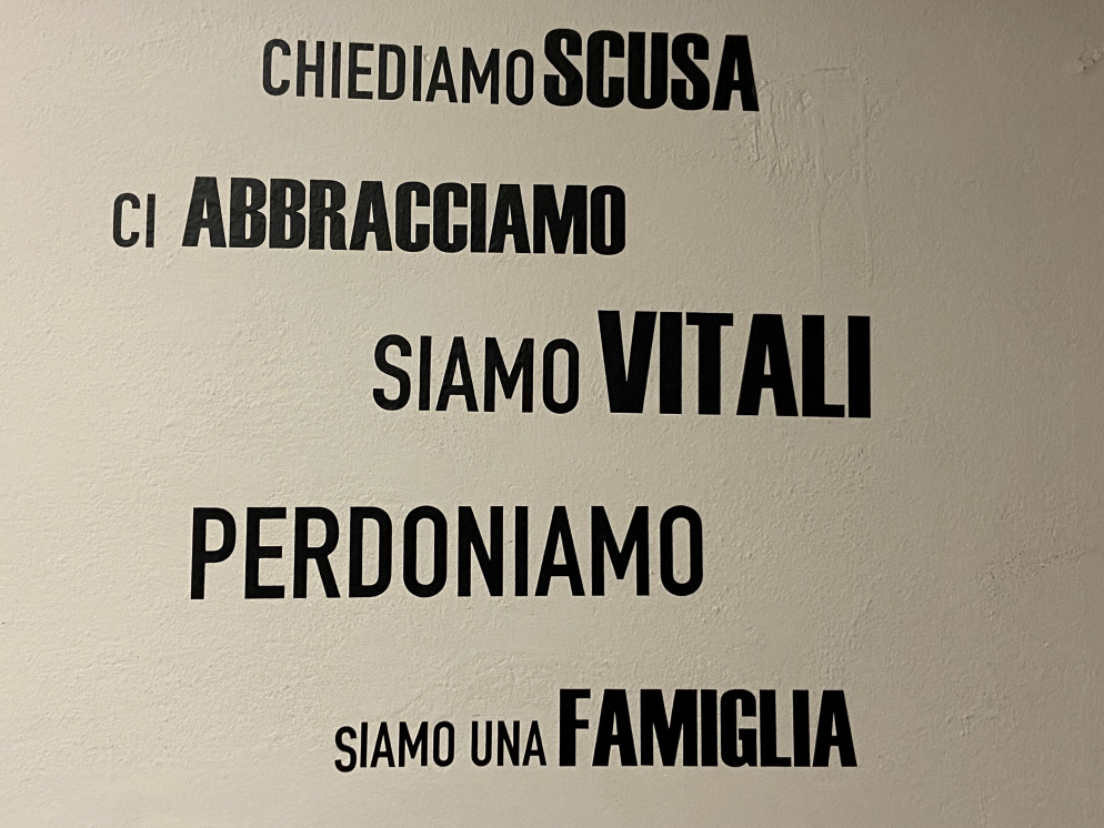 Il cartello con uno dei motti all'interno delle case di "Ciao" per madri detenute