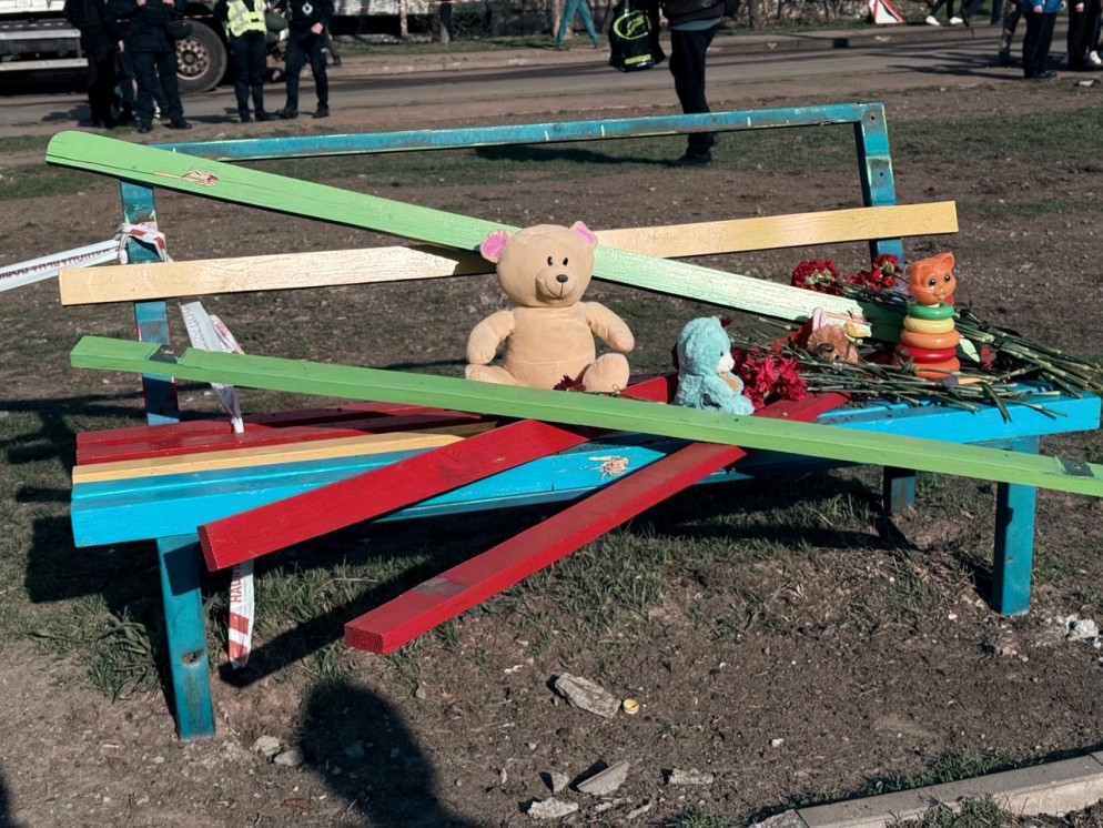 Una delle panchine su cui sono stati uccisi vbambini e loro familiari - Scavo