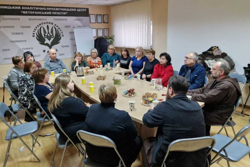 La visita in Ucraina di una delegazione di frati cappuccini italiani, assieme al presidente della fondazione Assisi Missio, padre Paolo Maria, e al direttore delle Edizioni Frate Indovino, Paolo Friso - Avvenire