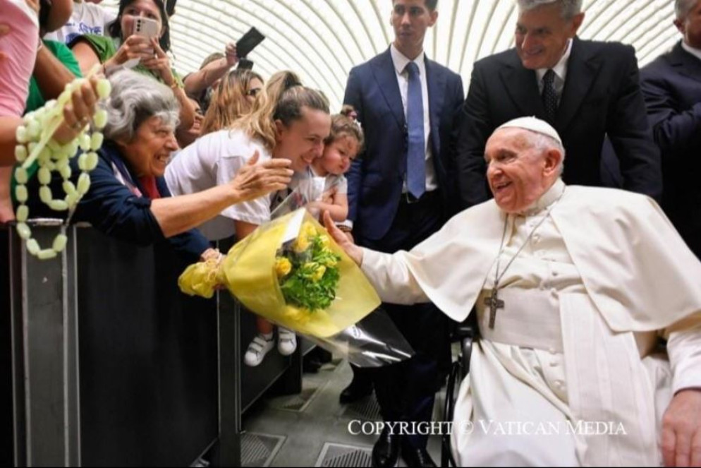 Carmela (Carmelina) Mancuso in una delle occasioni in cui ha partecipato a un'udienza con papa Francesco in Aula Paolo VI portando i fiori gialli - .
