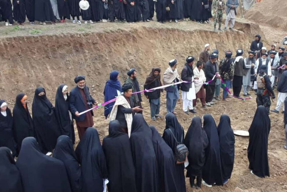 La posa della prima pietra di una scuola religiosa nella provincia di Bamiyan, alla presenza di un gruppo di studentesse. Normalmente alle alunne non è consentito uscire dalle classi ma le autorità le invitano alla cerimonia per propaganda - Rukhshana Media