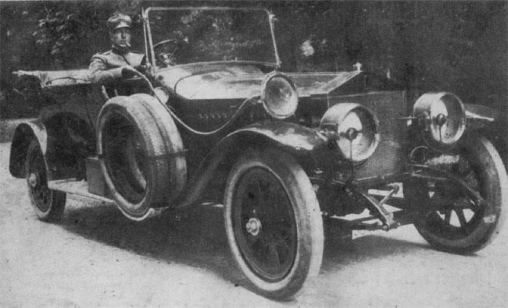 Clerici sulla sua Rolls Royce - Archivio Famiglia Clerici