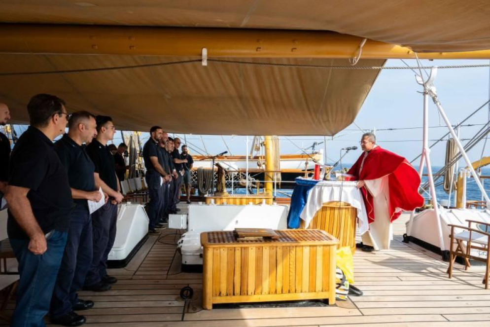 La Messa celebrata dal cappellano don Mauro il 4 dicembre, giorno di Santa Barbara - Marina Militare