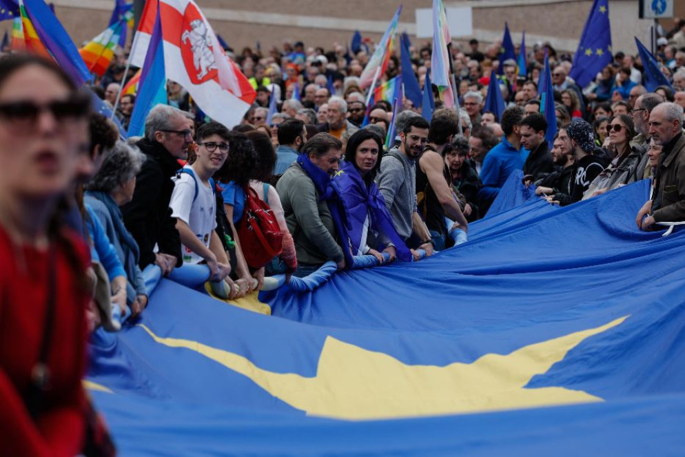 Manifestanti in Piazza del Popolo - Ansa