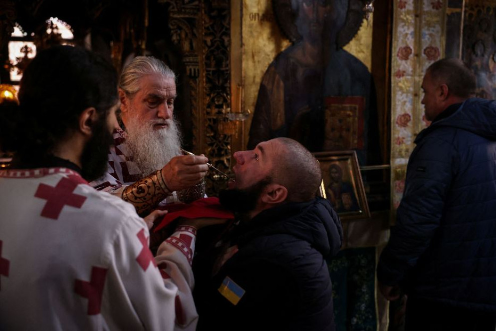 Il funzionario d'intelligence militare Volodymyr Yakhtorovych, 41 anni, riceve l'Eucarestia nel monastero del Pantocratore - Reuters / Alexandros Avramidis