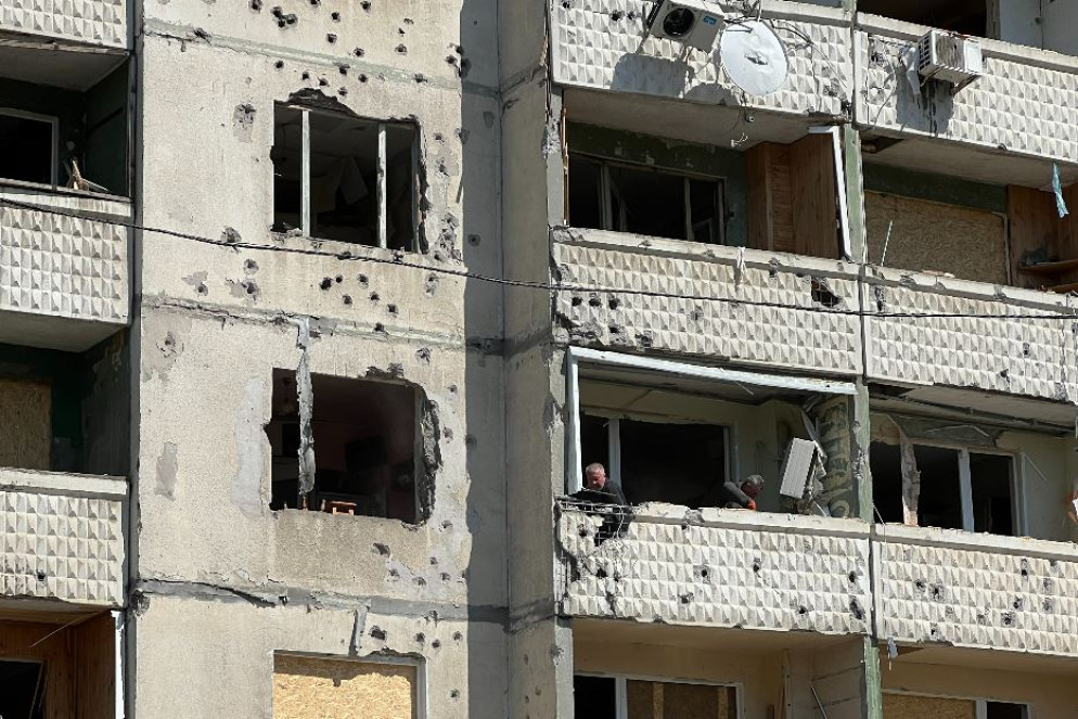 I fori sui muri dei condomini che sono stati lasciati dai missili russi con bombe a frammentazione che hanno colpito Kharkiv all'alba - Gambassi
