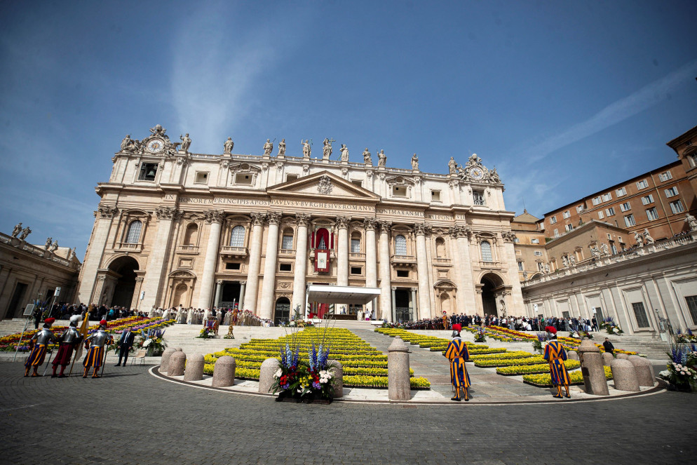 PIazza San Pietro addobbata per la Messa di Pasqua - ANSA