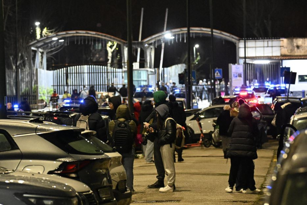 Panico a Napoli. Persona in strada, dopo la scossa, vicino all'ex base Nato a Bagnoli - Ansa