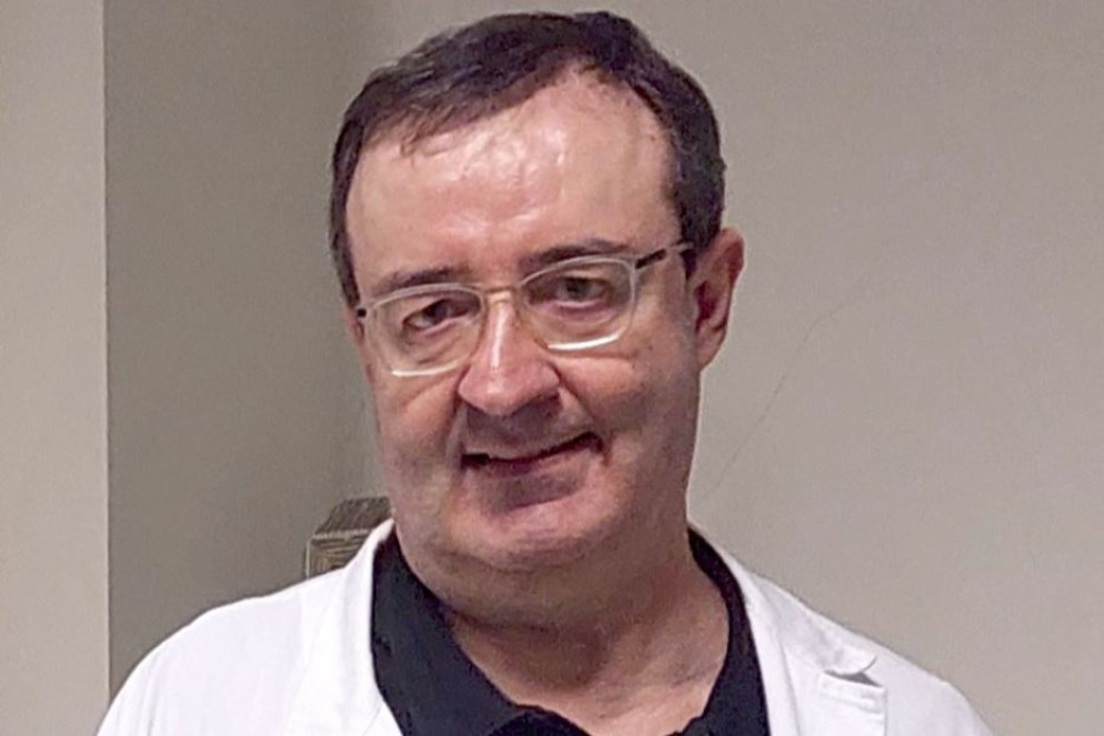 Don Claudio Dall'Orto con il camice di cappellano ospedaliero