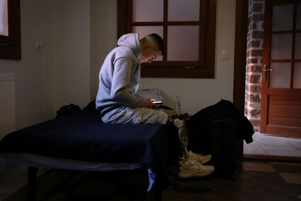 Ivan Kovalyk, 22 anni, in un momento di riposo nel monastero del Pantocratore - Reuters / Alexandros Avramidis