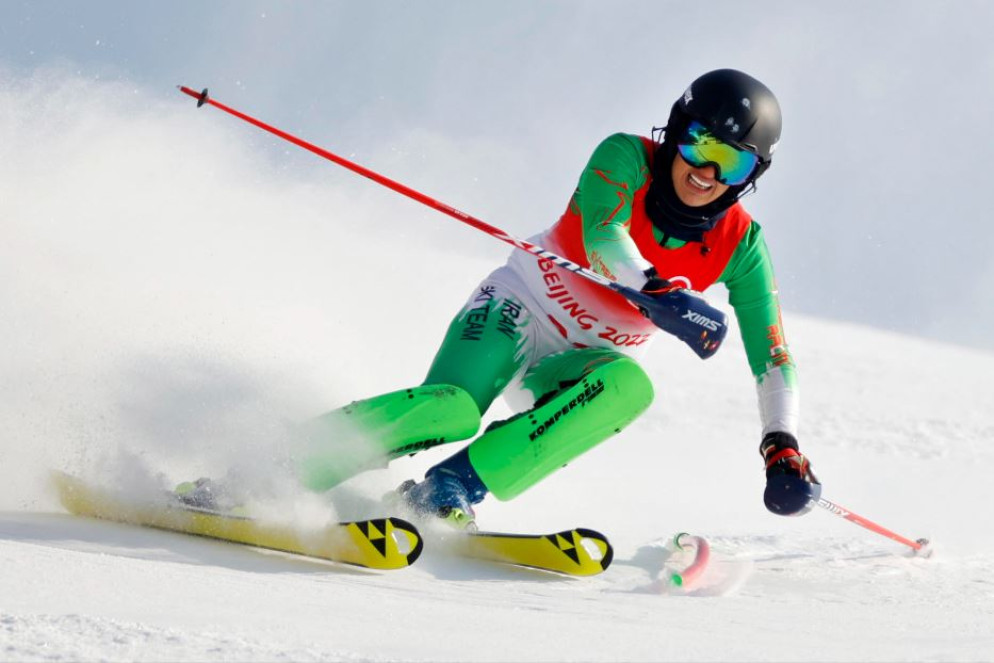 Atefeh Ahmadi, atleta iraniana, durante una gara alle Olimpiadi invernali di Pechino 2022 - Ansa