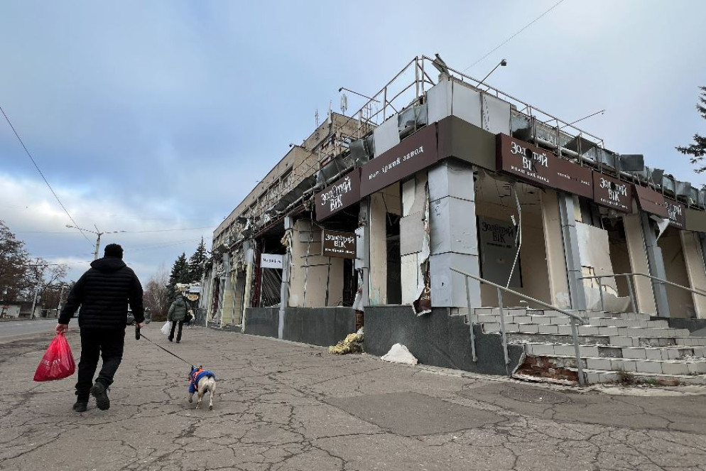Le strade deserte con i segni dei bombardamenti russi a Kramatorsk, l'ultima grande città ancora libera nella regione di Donetsk - Gambassi