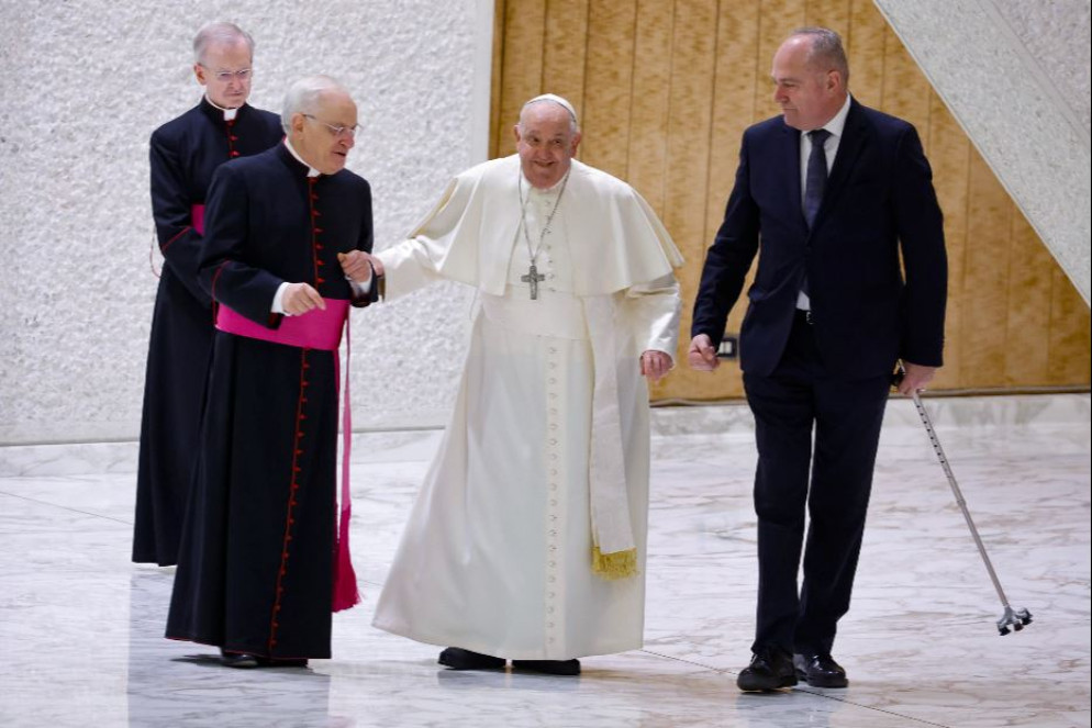 Il Papa sostenuto dai collaboratori dopo la rottura del bastone all'ingresso in Aula Paolo VI per l'udienza giubilare del 1° febbraio - Ansa